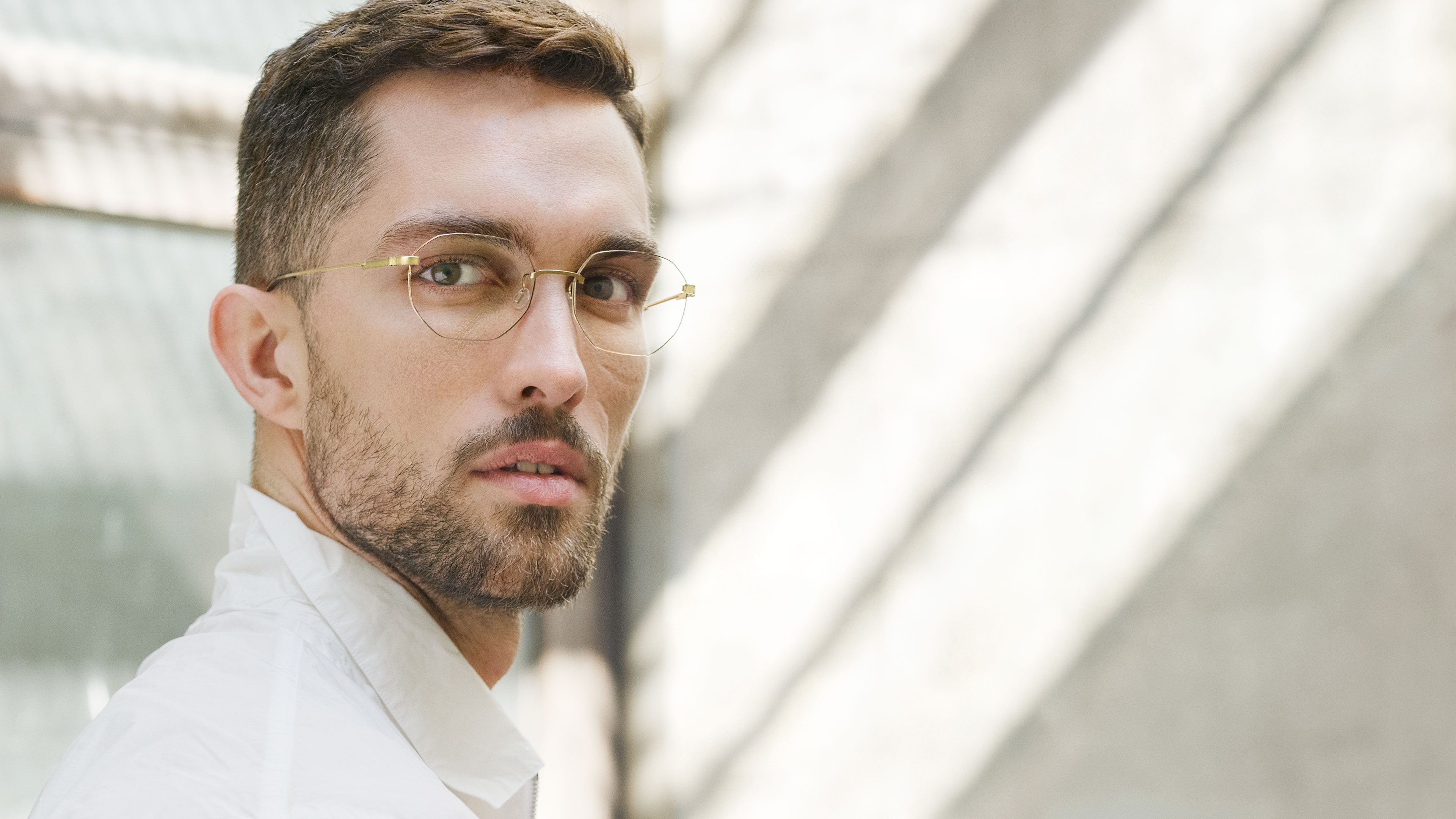 LINDBERG strip3p model 2399 rimless glasses featuring a men’s square shape in a gold colour
