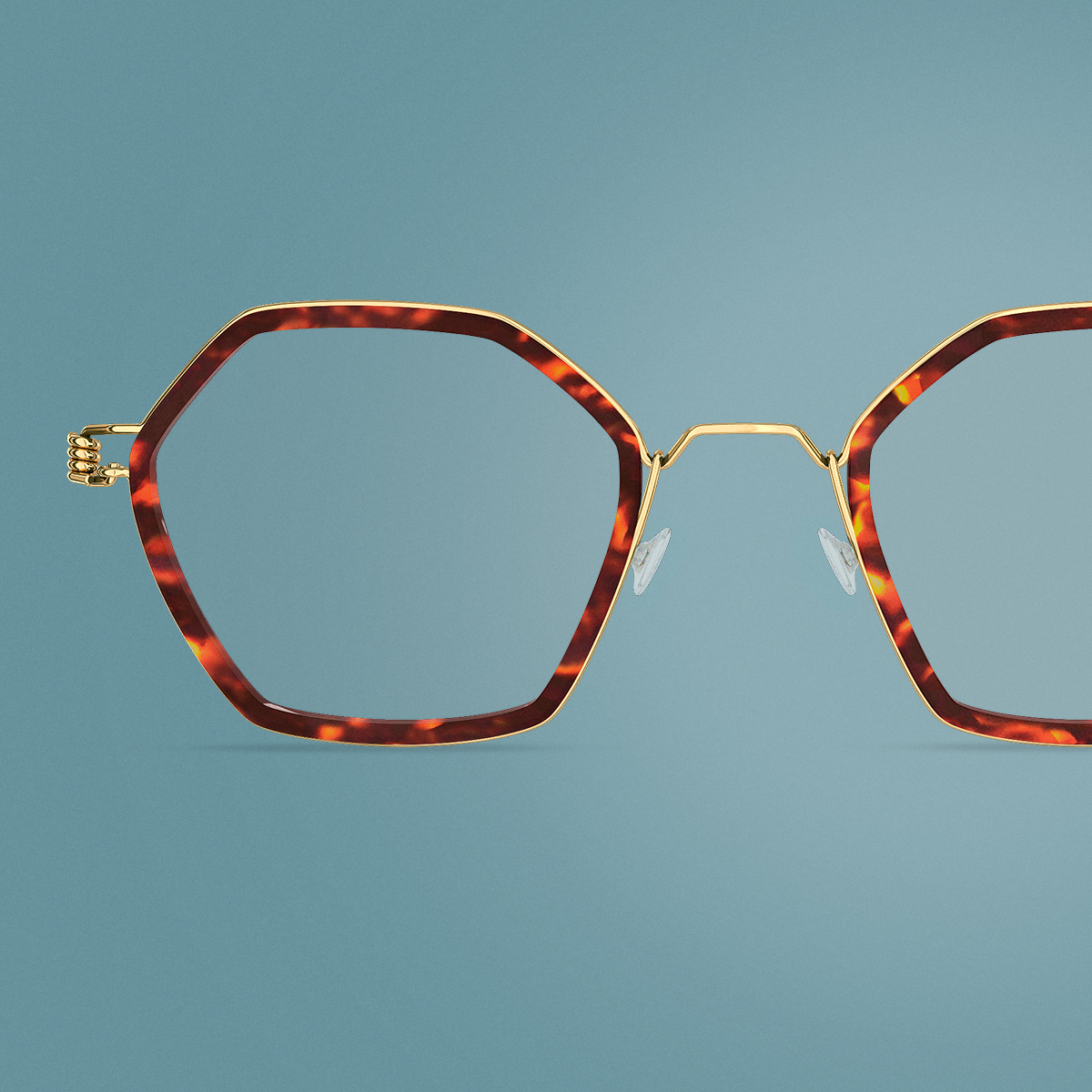 Detailansicht einer goldenen Brille mit Innenfassung aus Acetat, Modell Rui GT, aus der Kollektion LINDBERG rim in einem Editorial für das DANSK-Magazin