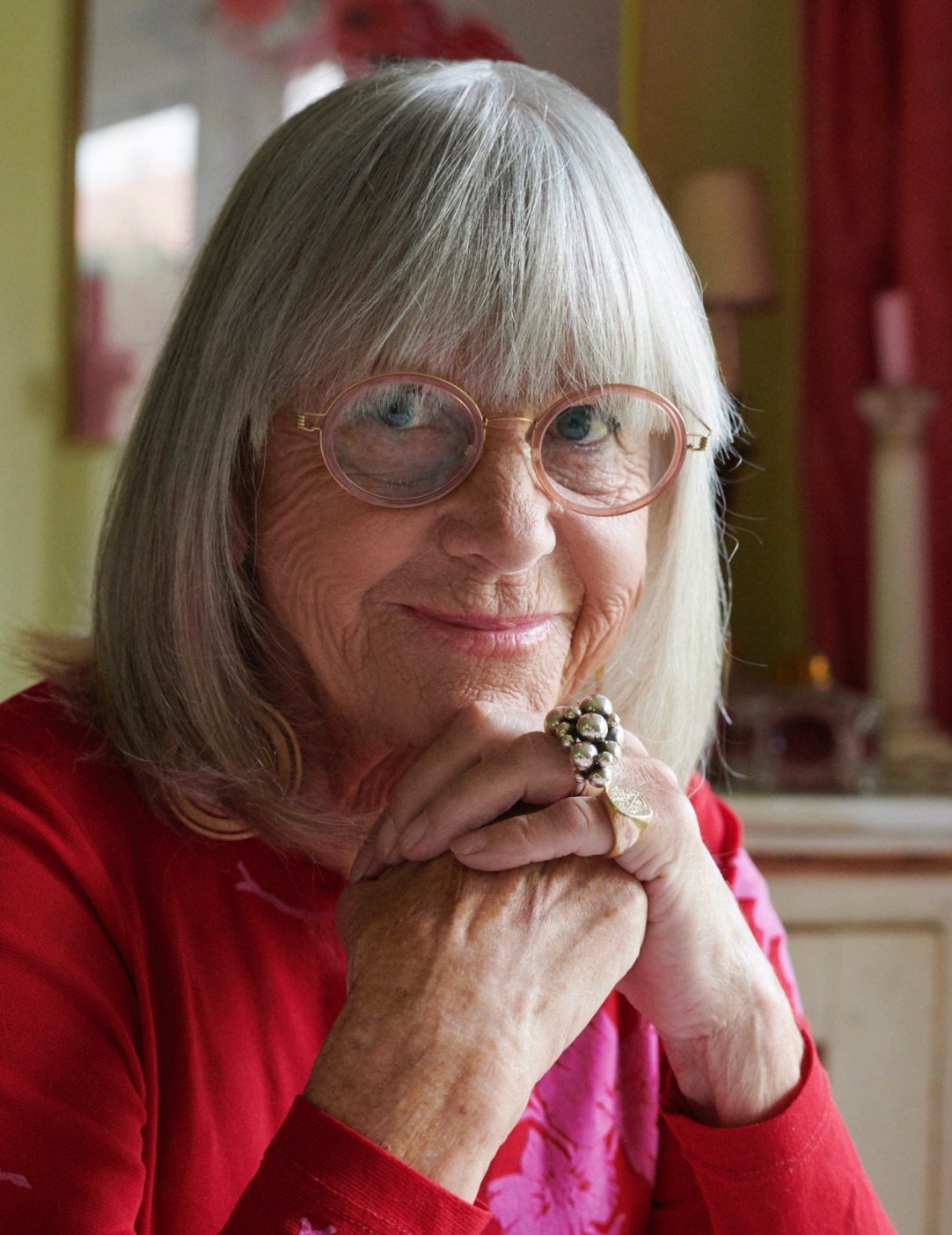 Lotte Tegner Freddie mit einer runden Titanbrille in Gold mit Innenfassung aus Acetat in Transparent-Rosa, Modell Cameron aus der Kollektion LINDBERG rim, für das DANSK-Magazin