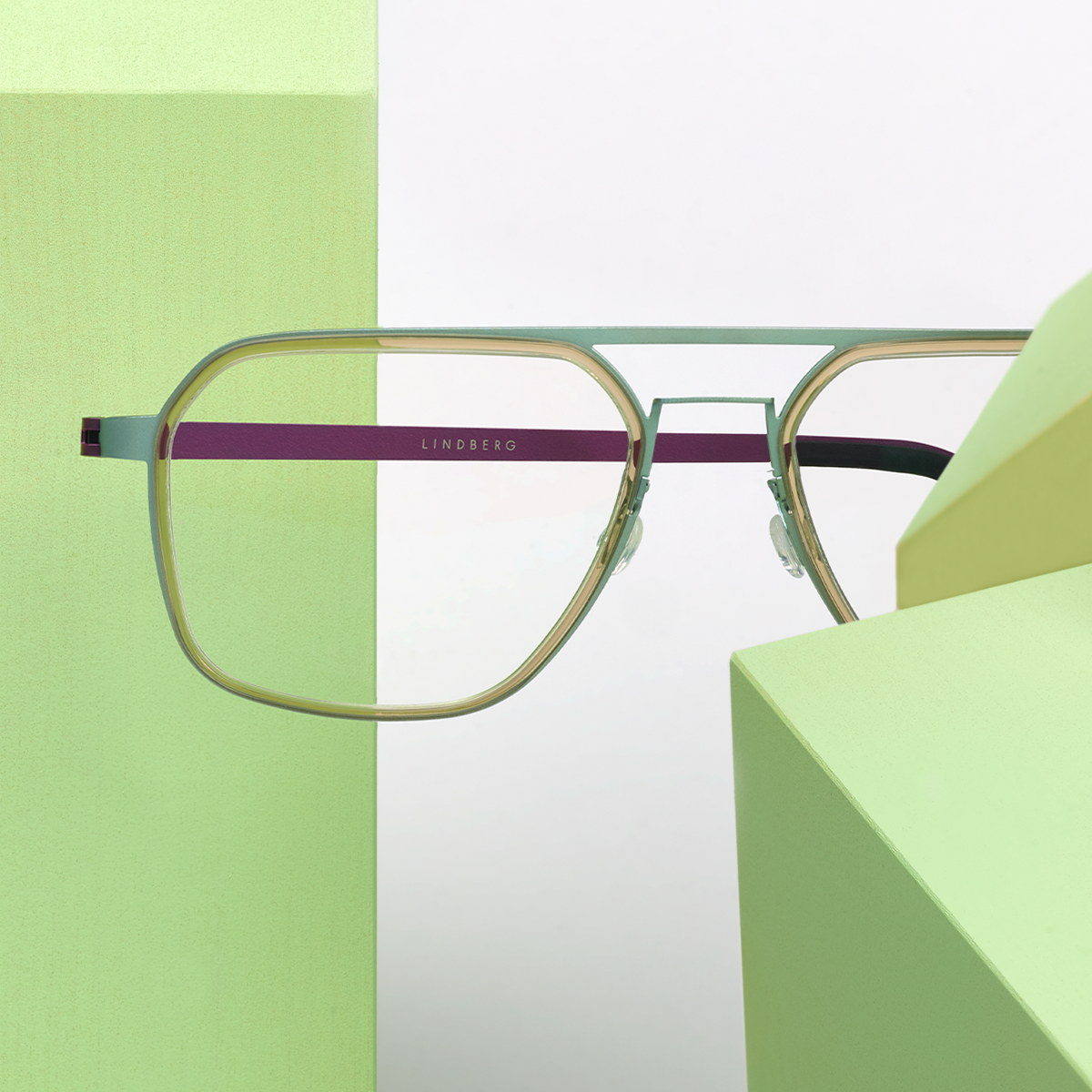 LINDBERG strip titanium, Modell 9753, eckige Brille mit Doppelsteg und grüner Front aus Titan, lila Bügeln und transparenter Innenfassung