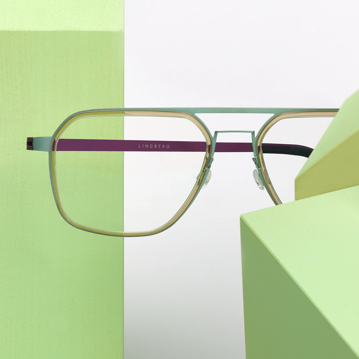 LINDBERG strip titanium 型号9753双梁矩形镜架,带绿色钛金属框面,紫色镜腿,透明内圈
