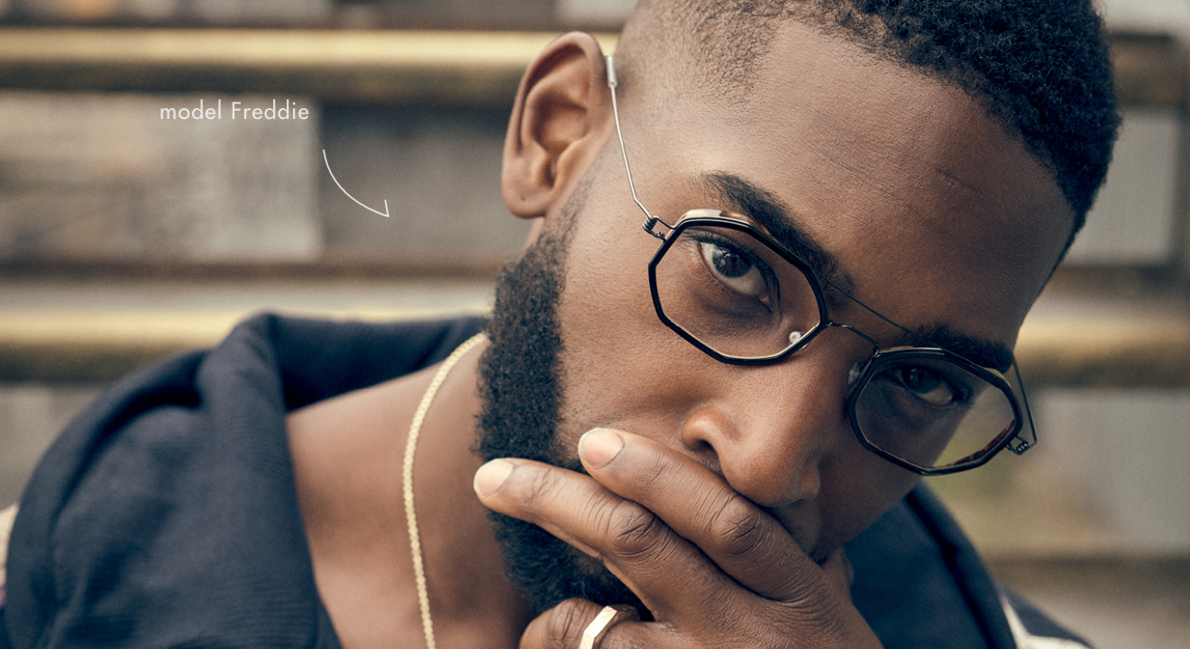 Tinie Tempah mit einer Brille aus der Kollektion LINDBERG rim titanium, Modell Freddie, im Magazin Esquire Middle East