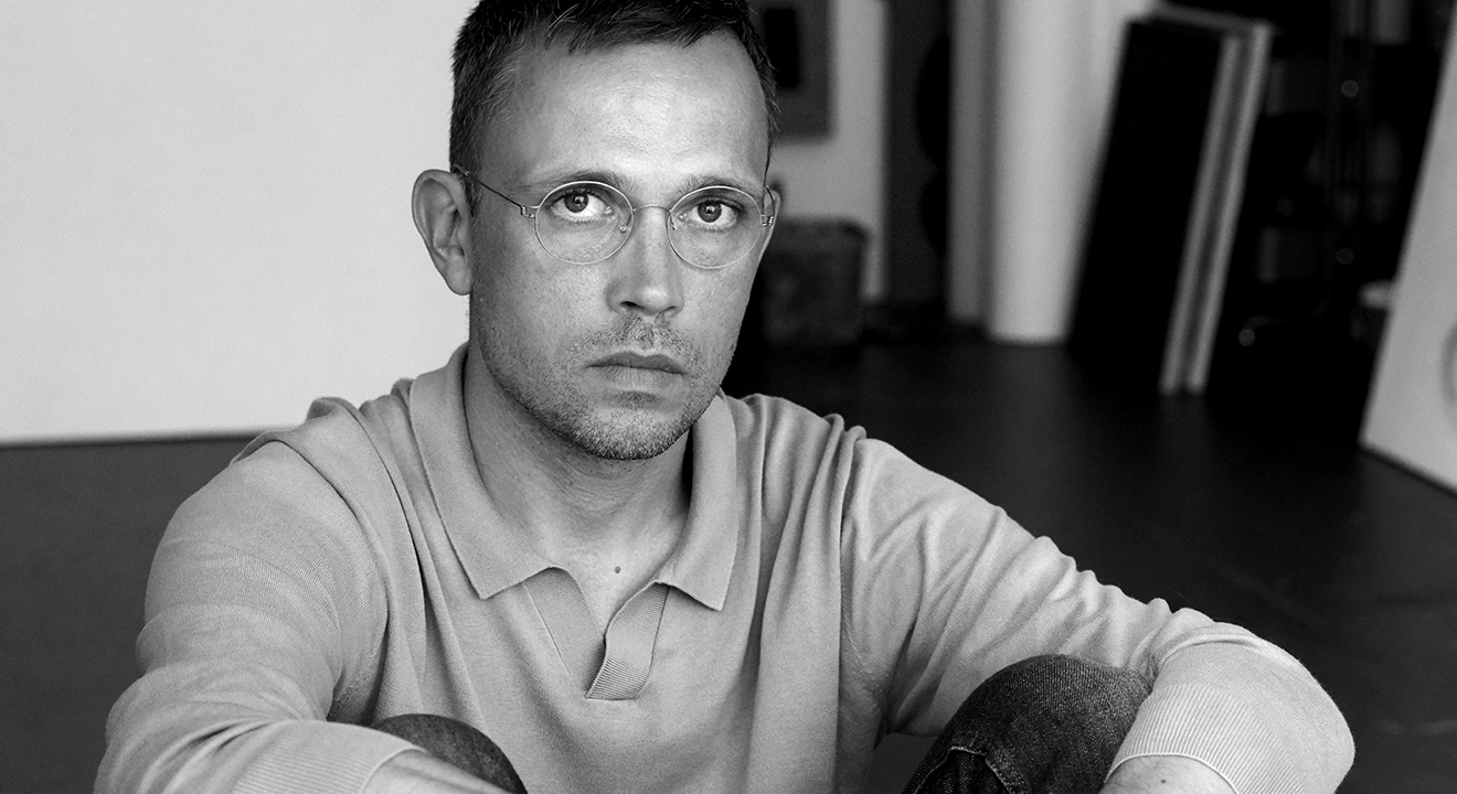 丹麦艺术家Mathias Malling Mortensen 戴着LINDBERG圆形rim titanium镜架