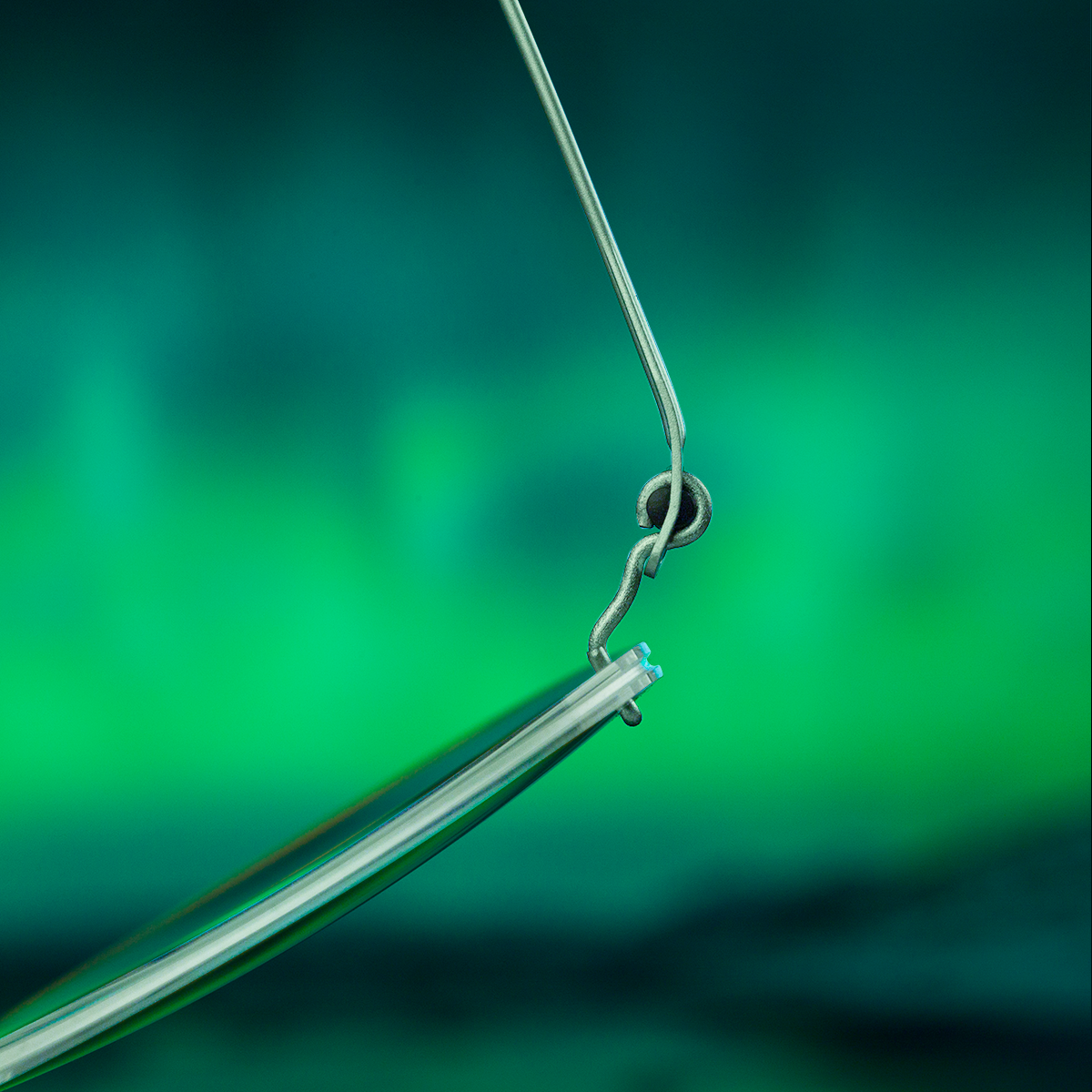 Detailansicht einer randlosen Brille aus der Kollektion LINDBERG spirit titanium, Modell 2429, mit runden Gläsern und grünen Bügeln