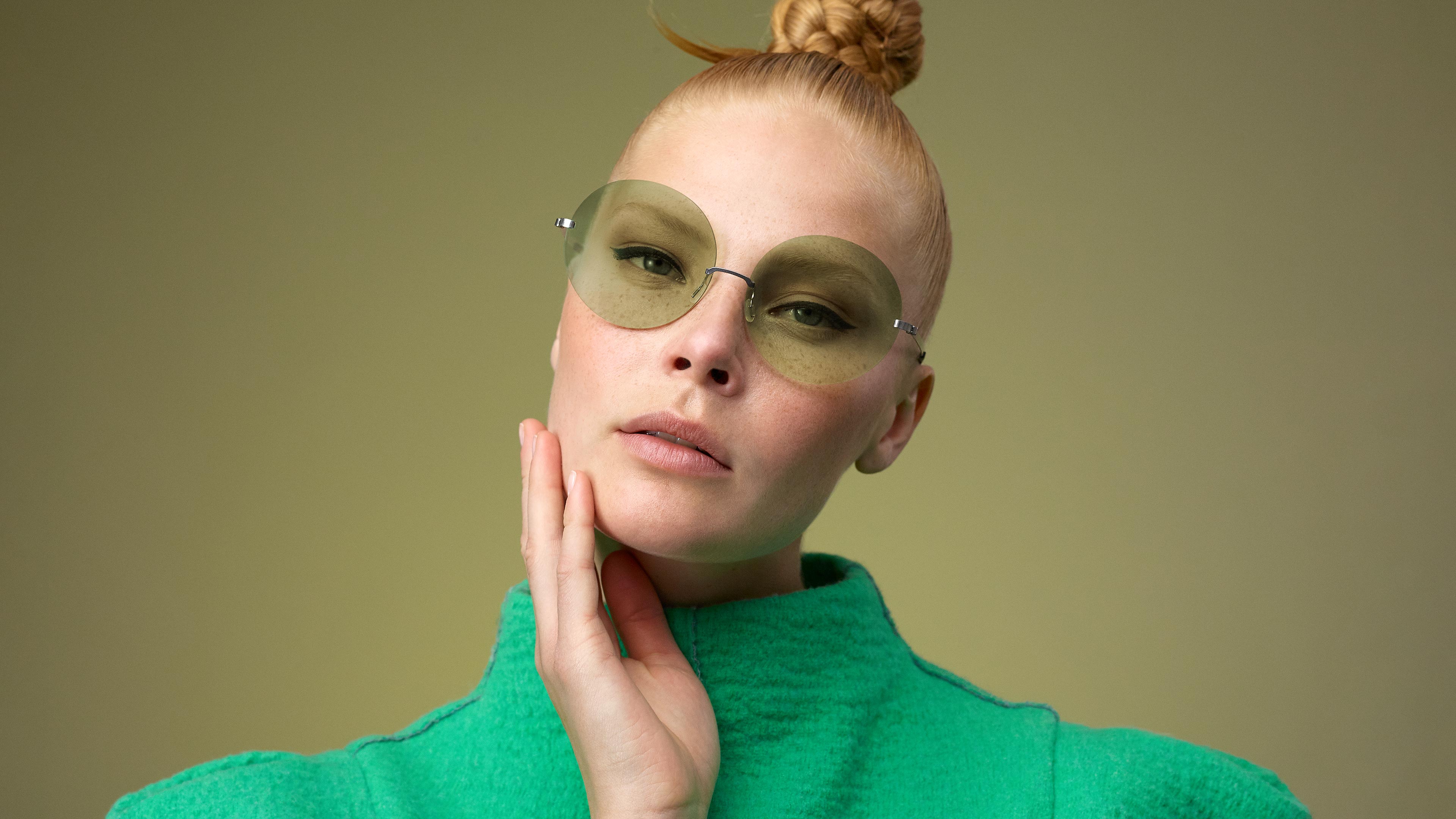 LINDBERG Occhiali rotondi da donna senza cerchiatura Strip3p Modello 2395 colore verde chiaro realizzati in titanio