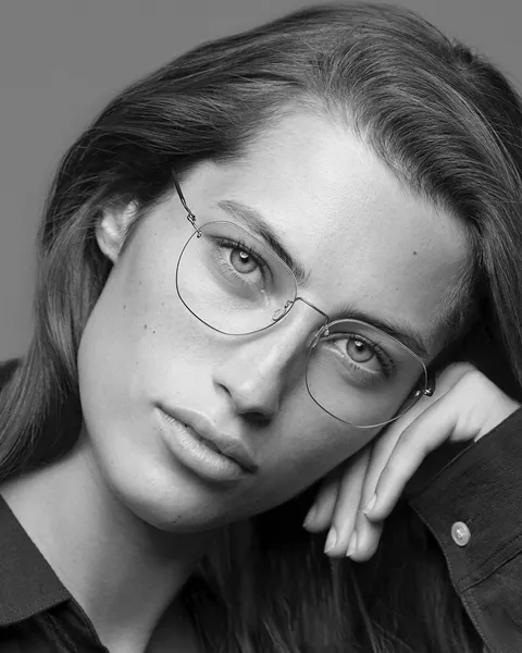 Mujer con gafas al aire de titanio LINDBERG Rie Spirit, retrato en blanco y negro