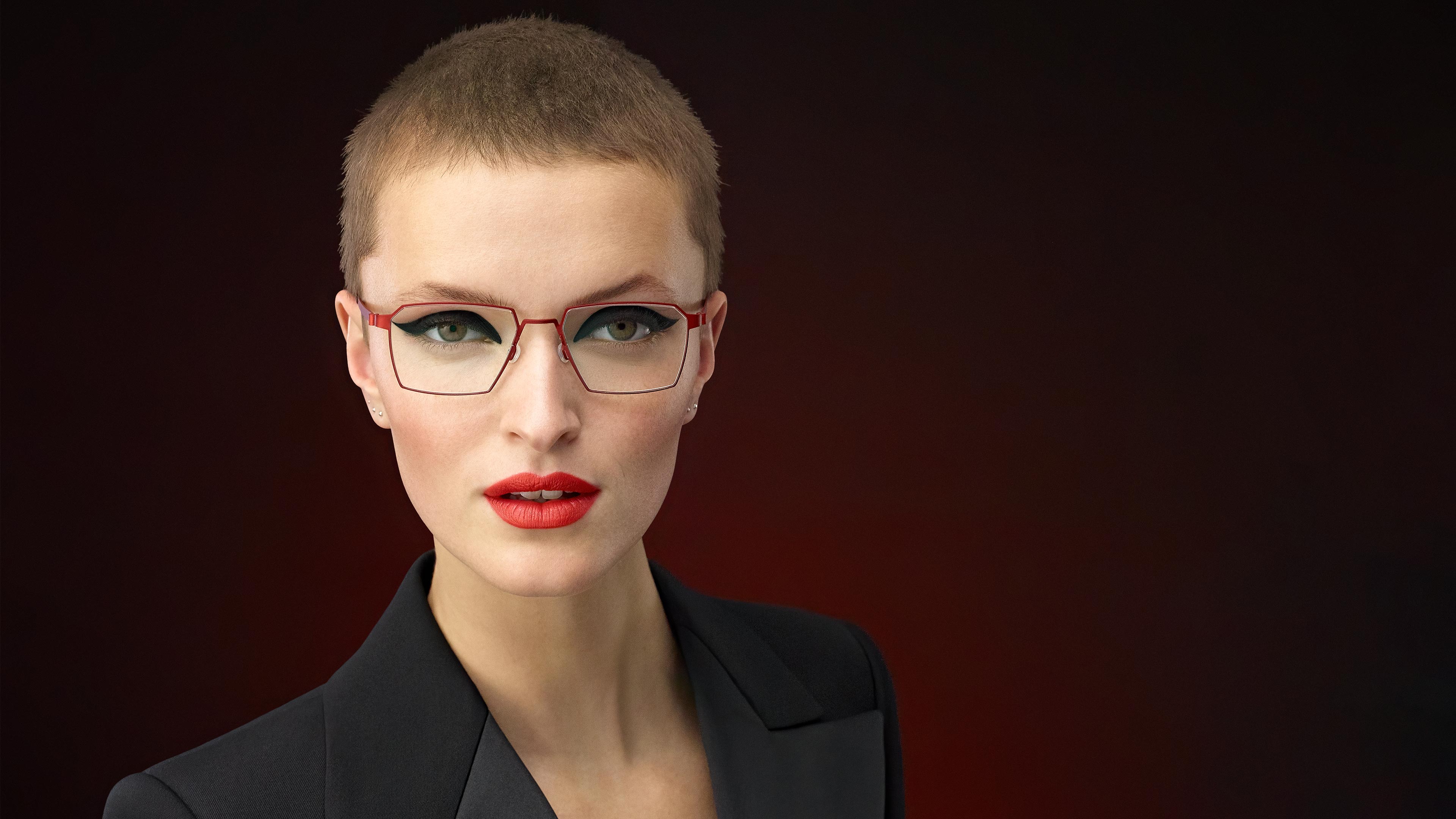 Rechteckige Damenbrille aus Titan in Rot, Modell 9628 U33 aus der Kollektion LINDBERG strip