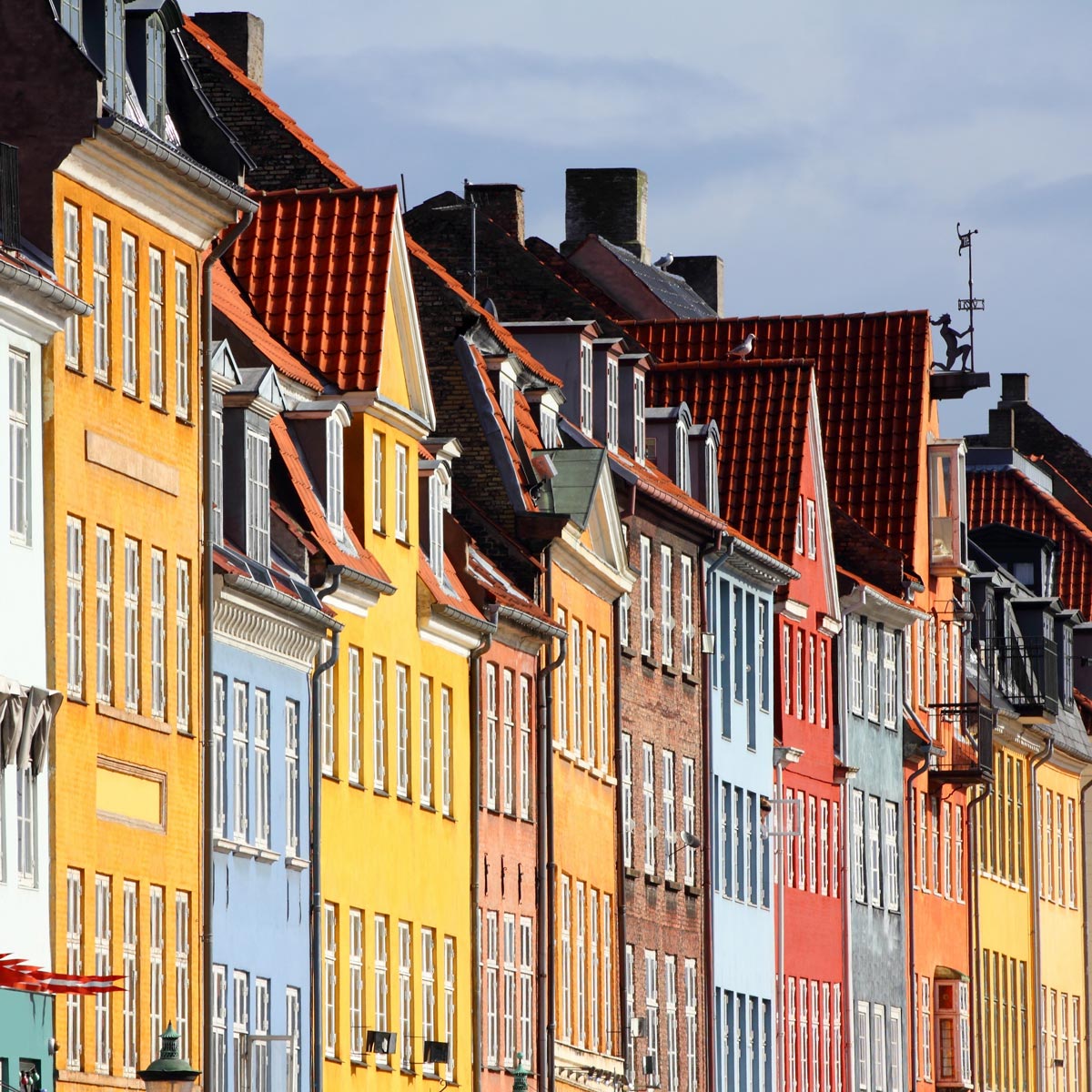 Farbenfrohe Gebäude im Hafen Nyhavn in Kopenhagen, Dänemark